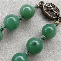 halskæde i forløb grønne stenperler sølvlås vintage smykke